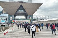 一般公開日の東京ビッグサイトの様子。この日(2025年11月6日)は平日だったが、会場には立ち止まるのがはばかられるほどの人が詰めかけていた。