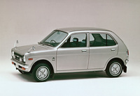 1971年「ホンダ・ライフ」。軽では初代「マツダ・キャロル」以来となる4ドアセダンをラインナップした、大人向けの落ち着いた軽乗用車だった。