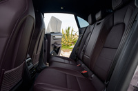 リアシートも15mm着座位置が下げられており、身長1.8mの人が座っても十分なヘッドルームが確保されているという。