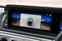 うまく平たんな未舗装路を見つけてローレンジと「ロック」モードをアクティブにして「G-TURN」スイッチを押し、この画面が出たらOK。ステアリングホイールを真っすぐに保持したまま回りたい方向のパドルを引き続けてアクセルを踏めば、その場で720°まで回転する。