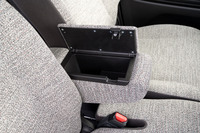 センターアームレストにはふた付きの収納が備わっている。