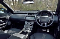 テスト車のグレードは「HSEダイナミック」。2018年モデルではこのグレードにのみインテリアに改良が加えられており、インパネトリムに「ダークスポーツ・テクスチャード・アルミニウム」を採用している。