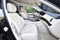 「designoスタイルパッケージ」の採用により、ナッパレザーからセミアニリンレザーへとシート表皮も変更されている。