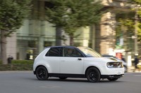 フロア下に搭載される駆動用リチウムイオンバッテリーの容量は35.5kWh。WLTCモードの一充電航続可能距離は「アドバンス」よりも24km長い283km。