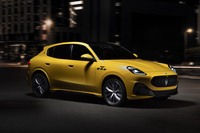 トップモデル「グレカーレ トロフェオ」は最高出力530hp、最大トルク620N・mを発生。0-100km/h加速を3.8秒でこなす。