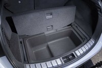 荷室の床下にはぬれた荷物などを入れておくのに便利な樹脂製ボックスが用意されている。