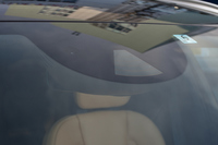 ルームミラー裏には高解像度カメラとミリ波レーダーが一体になったユニットが備わっており、道路の白線や歩行者といった、車両前方の情報をセンシングしている。