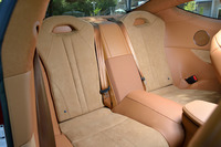 後席は独立式の2人掛け。前席と同様にアルカンターラ仕立てとなっている。