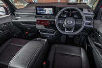 現行「ノート」をほうふつさせる、ドライバー正面にバイザーレスで置かれた液晶メーターとシームレスにつなげられたセンターディスプレイが目を引くコックピット。視界を遮る凹凸を減らすことで運転のしやすさを向上させたという。