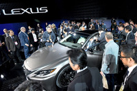 デトロイトモーターショーで注目を浴びる新型「LS」。