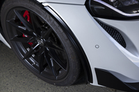 フロントにはホイールアーチフラップを装備。ここからは見えないがタイヤスパッツの長さも拡大している。