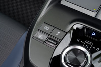 今回の改良では「Sペダルドライブ」のスイッチを廃止。ステアリングパドルの操作で、最大0.15Gの回生ブレーキを利かせられるようになった。