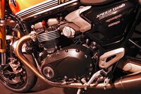 排気量1.2リッターの並列2気筒エンジンは、より高出力の高回転型に改良された。