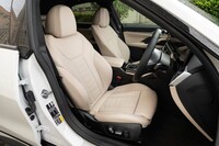 試乗車のインテリアはオイスター×ブラックのヴァーネスカレザー仕立て。BMWらしい張りの強いシート表皮だ。