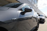 「eスカイアクティブX」に移行してからの「マツダ3」は、フロントフェンダー部に「SKYACTIV-X」エンブレムが添えられる。
