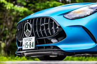 低い位置にレイアウトされたワイドなグリルは「パナメリカーナグリル」と呼ばれるもので、空力性能と冷却性能を両立させるルーバー自動開閉式の「エアパネル」を内蔵している。