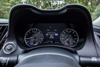 左右の機械式メーターの中央に位置する液晶パネルに、ハイブリッドシステムのエネルギーモニターや「プロパイロット2.0」の作動状況などが表示される。