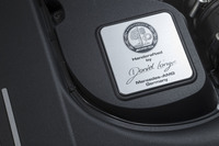 エンジンには組み立て担当エンジニアの名前が記されたプレートが貼られる。テスト車に搭載されていた個体はDaniel Lange氏によって組み上げられたようだ。