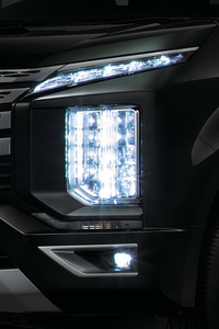 フロントマスクの特徴となっているランプ類。実は“目”のように見える上の部分はポジションランプで、その下の縦長のランプが、いわゆるヘッドランプの役割を担っている。