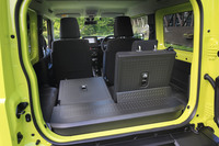 352リッターの容量を備えたラゲッジスペース(「ジムニーXG」は377リッター)。左右の壁にユーティリティーナットを設けたり、床下収納を用意したりと、利便性の改善も図られている。