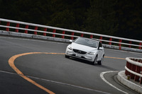 「ボルボV40」には、コーナリングの際にフロント左右輪のトルクバランスを調節し自然なハンドリングを実現する「コーナートラクションコントロール」が備わる。