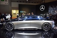 伸びやかな「ヴィジョンEQS」のサイドビュー。長いホイールベースと、対照的に短い前後のオーバーハングが目を引く。