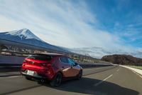 「スカイアクティブX」を搭載した「マツダ3ファストバック」の燃費性能は、MT仕様の4WD車で16.8km/リッター(WLTCモード)。公称値ではFF車、4WD車ともに、AT仕様よりMT仕様の方がやや燃費がいい。