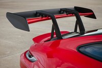 リアエンドには、大型のウイングが装着される。大きさもさることながら、スワンネック型の支持フレームも特徴的。