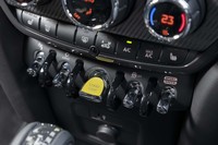 PHEV専用となるイエローのスタート/ストップスイッチ。一番右にあるトグルスイッチがドライブモードセレクター。