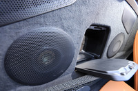 シートの後ろ側にはネット付きの収納スペースが備わる。写真はセンタースルートンネルを開けたところ。