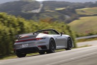 ソフトトップのルーフは、50km/h以下であれば走行中でも開閉できる。オープン/クローズの所要時間はともに約12秒となっている。リモートでの操作も可能。