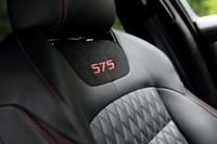 前後シートともに、座面と背もたれの中央にダイヤモンドキルトステッチを採用。背もたれの上部には「575」の刺しゅうが施されている。