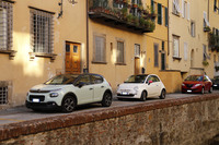 2019年9月にルッカで撮影した「シトロエンC3」と「フィアット500」、そして「ランチア・イプシロン」(手前からの順)。この時点で、これらのブランドが同じ屋根の下に収まるとは、誰も想像していなかっただろう。