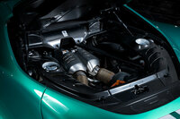 もちろん、「296スペチアーレ」はベース車より格段に“速いクルマ”に進化している。ハイブリッドパワートレインの最高出力は880PSに引き上げられたいっぽうで、車重は乾燥重量1410kgに軽量化。0-100km/h加速は0.1秒、0-200km/h加速は0.3秒短縮され(それぞれ2.8秒、7.0秒)、フィオラノのテストコースでのラップタイムは、2秒速い1分19秒を記録している。