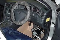 車を汚さないよう、フェンダーやシート、ハンドルにカバーをかけることも、試験の重要なポイント。