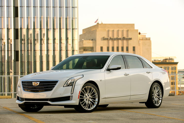 「CT6」のボディーサイズは、全長×全幅×全高=5184×1879×1472mm。「メルセデス・ベンツSクラス」や「BMW 7シリーズ」といった、ドイツ製の大型高級セダンと市場を争うことになる。