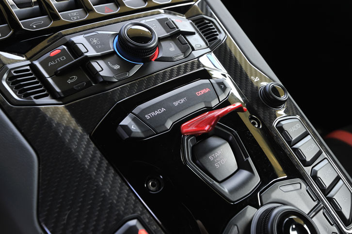 赤いキャップ付きのエンジンスタート/ストップボタンは「SV」にも変わらず採用されている。