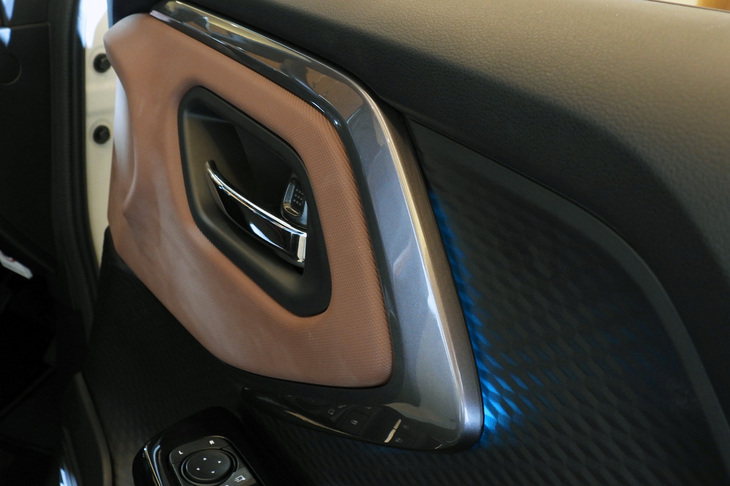 スズキeビターラZ(インナードアハンドルとイルミネーション)