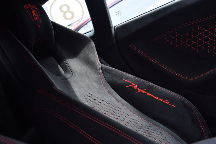 シートのサイドサポート部に「Performante」の刺しゅうが入る。