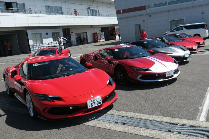 パドックの入り口では「296GTB/GTS」や「SF90」など、フェラーリの最新モデルが来場者を出迎えていた。