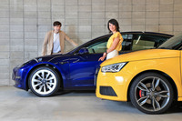 サッシャさんの愛車は2020年に購入した「テスラ・モデル3」(写真奥)、藤島知子さんの愛車は2015年に購入した「アウディS1」(手前)。サッシャさんは「新しいものや興味のあるものが出るとクルマを買い替えたくなります」と言い、藤島さんは「気に入ったものを長く使い続けたい」と言う。