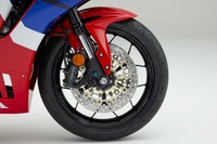 フロントサスペンションにはショーワ製BPFを採用。フォークの突き出し量を伸ばし、サーキットでのセッティングの自由度を高めている。