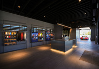 エントランスに置かれた立体構造のカウンターとして機能する大きな「アイランドキッチン」。