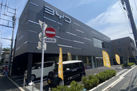 わが家の近所にできたBYDの正規ディーラー。グレーの外観がモダンで、どことなくおしゃれな雰囲気だ。
