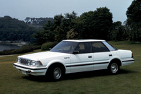 トヨタ・クラウン
1955年に初代モデルが誕生。トヨタを代表するモデルとして長い歴史を誇る。7代目(写真)のコマーシャルで用いられた「いつかはクラウン」のキャッチフレーズはあまりにも有名である。