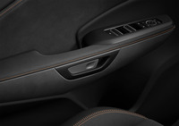 電磁式のドアオープナーは、「NX」などの上位モデル譲りの装備だ。