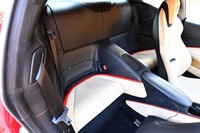 乗車定員4人とはいうものの、実質的には「2+2」。センターコンソールとシートバックが切り立った後席はかなりタイトなスペースになっている。