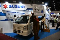スズキのブースでは、実証実験用に試作された軽トラック「キャリイ」のBEVを披露。カーボンフリーへの取り組みについて説明するイベントも行われた。