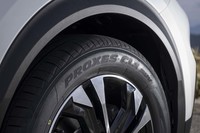 「プジョーe-2008」には新車装着タイヤと同じ215/60R17をチョイス。175/80R16から245/40R20までの全20サイズをラインナップしている。