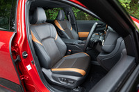 シート表皮はさらりとした質感が心地いい。クロスオーバー化によって歴代モデルよりも格段に着座しやすくなったのも見逃せない。